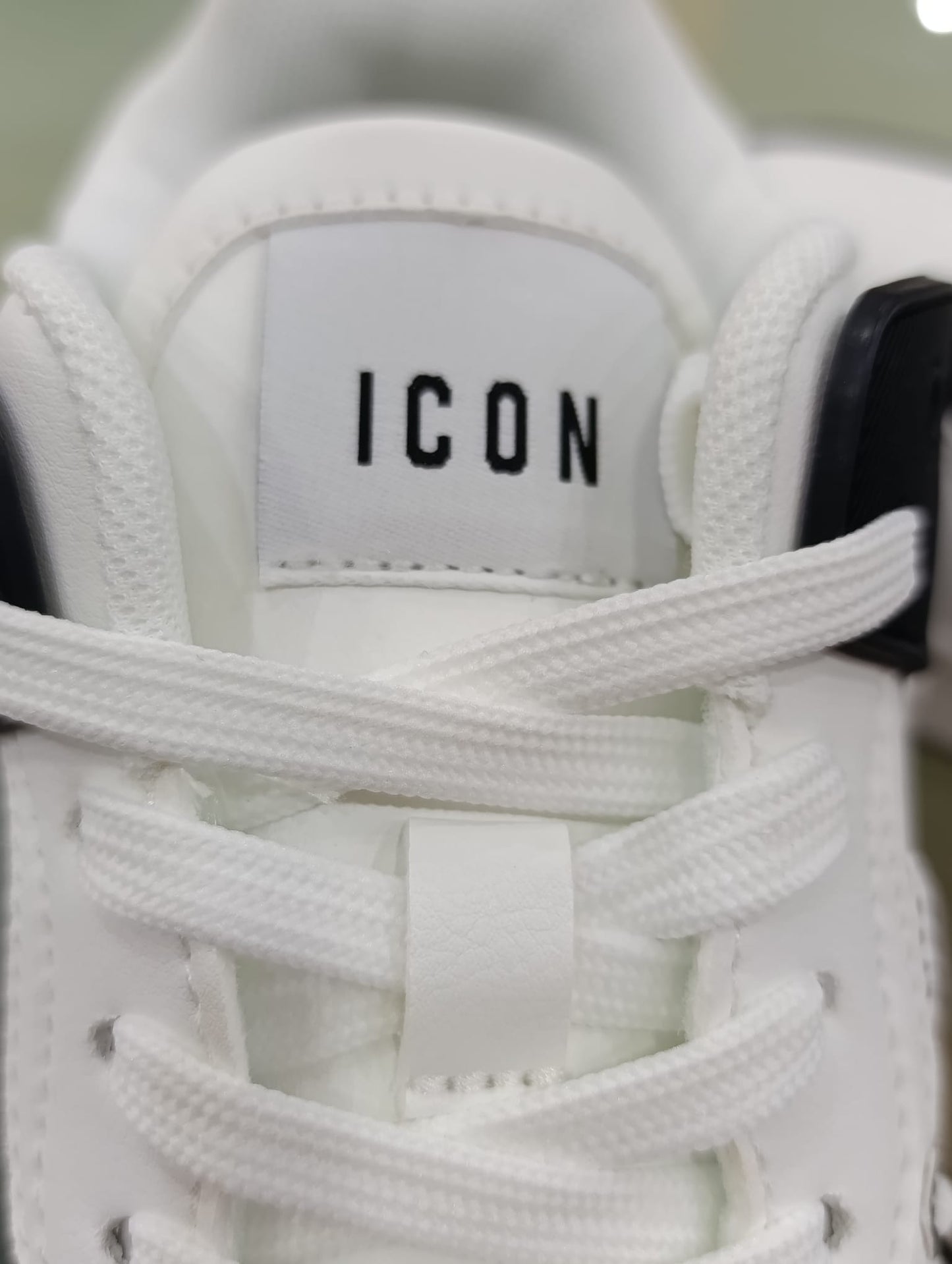 Sneaker ICON con maxi logo a rilievo