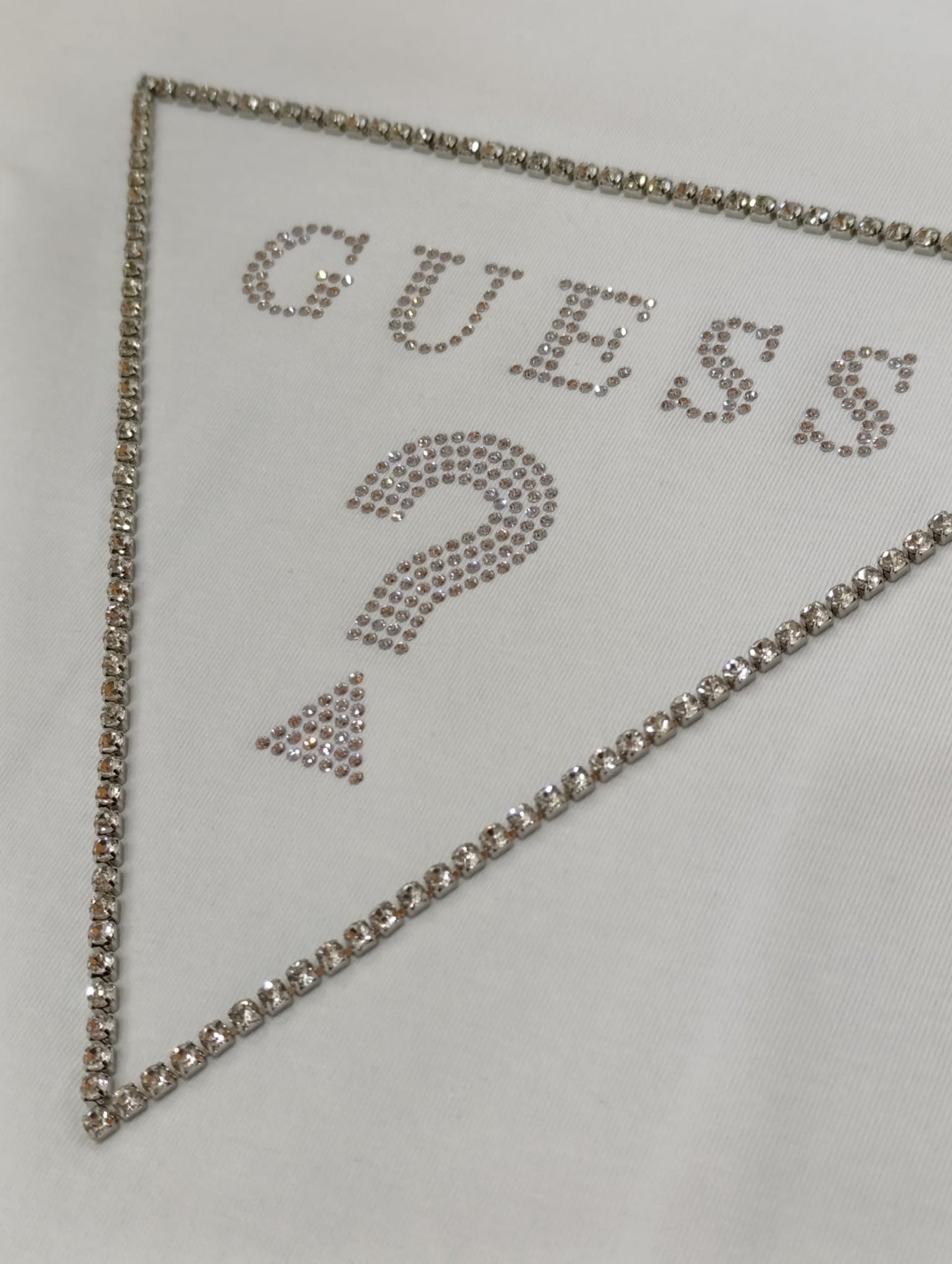 T-shirt donna GUESS con triangolo strassato