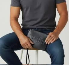 Pochette uomo ICON con logo in rilievo 04A07