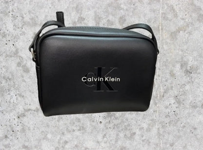 Borsa  CALVIN KLEIN con tracolla regolabile